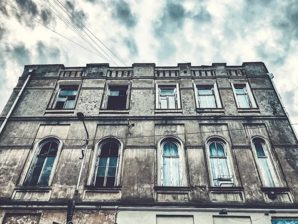 Antiga arquitetura Tbilisi, portas e decoração exterior no dia de verão — Fotografia de Stock