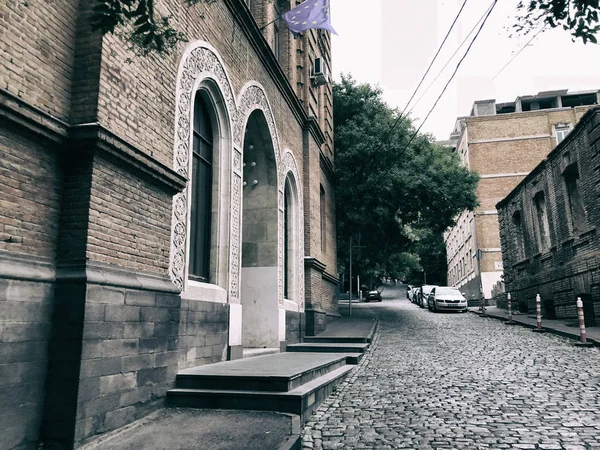 TBILISI, GEORGIA - 7 de julio de 2019: Vista de la casa de ladrillo. Hermosas puertas y portones. Perspectiva de una casa de ladrillo . —  Fotos de Stock