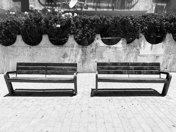 Wooden benches near houses  in Rishon Le Zion, Israel. — Stock Photo, Image
