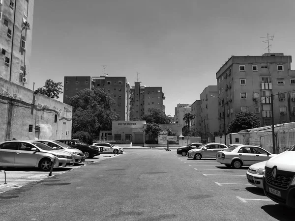 Rishon Le Zion, Izrael-18 czerwca 2018 r.: Samochody na drodze w słoneczny dzień w Rishon Le Zion, Izrael — Zdjęcie stockowe