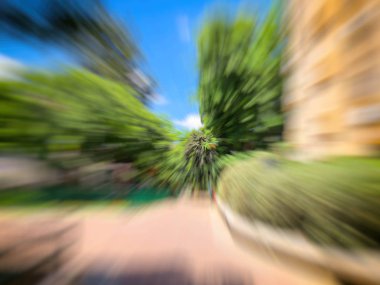 Şehir üzerindeki arka planın bulanık hareket efekti. Bulanık bina. Uzun pozda çekilmiş..