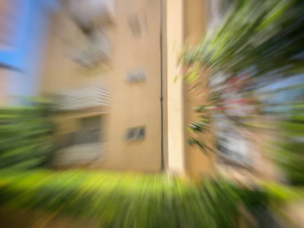 Abstrakt suddig rörelse effekt av bakgrunden på staden. En suddig byggnad. Skjuten vid lång exponering. — Stockfoto