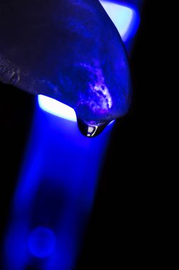 Renkli arkaplanda bir buz küpü.