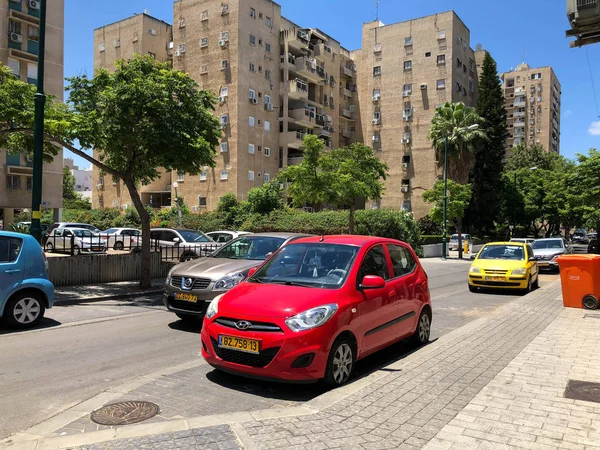 RISHON LE ZION, ISRAEL -JUNIO 18, 2018: Coches en la carretera en un día soleado en Rishon Le Zion, Israel . — Foto de Stock