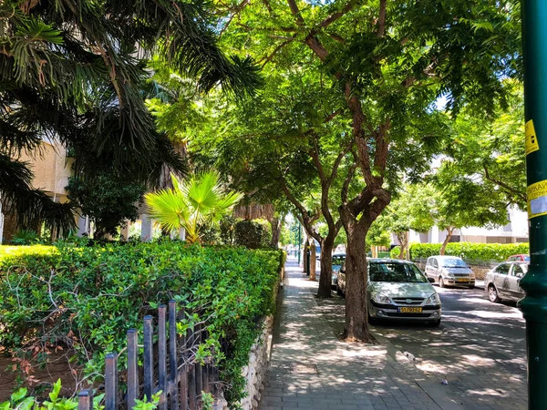 Rishon Le Zion, Israël-18 juni, 2018: auto's op de weg op een zonnige dag in Rishon Le Zion, Israël. — Stockfoto