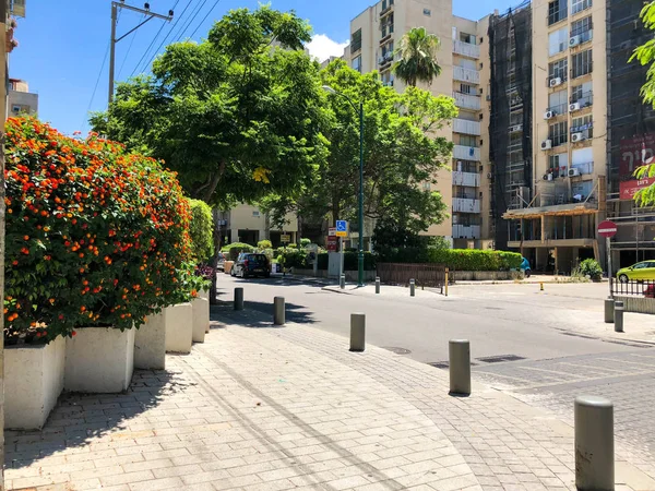 RISHON LE ZION, ISRAEL -JUNIO 18, 2018: Edificio residencial alto en Rishon Le Zion, Israel . — Foto de Stock