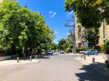 Rishon Le Zion, İsrail-18 Haziran 2018: arabalar yolun güneşli bir günde Rishon Le Zion, İsrail.