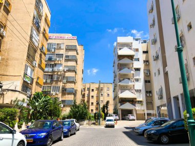 Rishon Le Zion, İsrail-18 Haziran 2018: arabalar yolun güneşli bir günde Rishon Le Zion, İsrail.