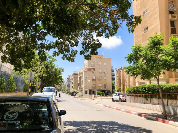 RISHON LE ZION, ISRAEL -JUNIO 18, 2018: Edificio residencial alto en Rishon Le Zion, Israel . — Foto de Stock