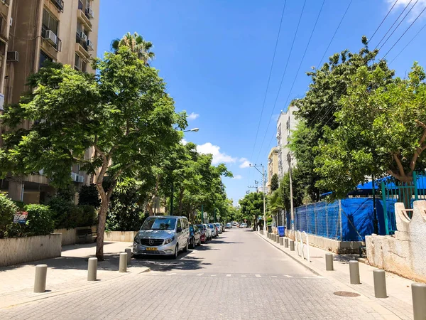 RISHON LE ZION, ISRAEL -JUNIO 18, 2018: Edificio residencial alto en Rishon Le Zion, Israel . — Foto de Stock