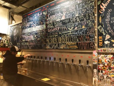 Lviv, Ukrayna - 25 Aralık 2018: Barda bir sürü el yapımı bira vinci, otantik bar