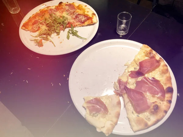 Reste de délicieuses pizzas sur une table quelque part dans un restaurant — Photo