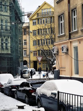 Lviv, Ukrayna - 25 Aralık 2018: Lviv, Ukrayna sokaklarında arabaların mimari ve dolaşımı