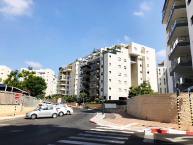 Rishon Le Zion, İsrail 4 Temmuz 2018: Rishon Le Zion, İsrail sokaklarındaki konut binaları ve bitkiler