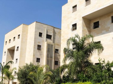 Rishon Le Zion, İsrail 4 Temmuz 2018: Rishon Le Zion, İsrail sokaklarındaki konut binaları ve bitkiler