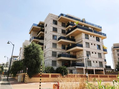 Rishon Le Zion, İsrail 4 Temmuz 2018: Rishon Le Zion, İsrail sokaklarındaki konut binaları ve bitkiler