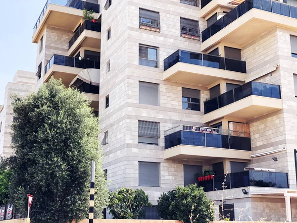 イスラエル・リシュン・ル・シオン2018年7月4日イスラエル・リシュン・ル・シオンの通りに住宅と植物 — ストック写真