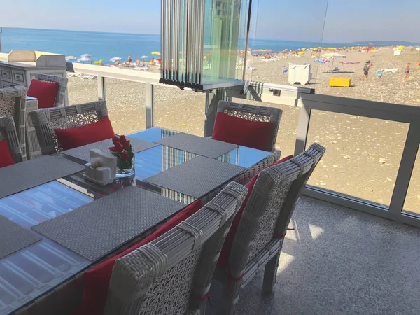 Restaurante en el muelle. Día soleado junto al mar. Balneario. Hermosa vista al mar — Foto de Stock