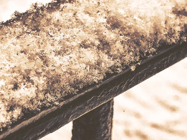 Peligrosas escaleras resbaladizas y barandilla vieja en el invierno en la nieve —  Fotos de Stock