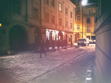 Lviv, Ukrayna - 25 Aralık 2018: Güzel tarihi gece şehri Lviv. Çok güzel aydınlatılmış. Kar yağışıName