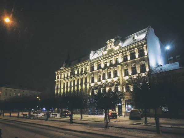 Lviv, Ukraine - 25. Dezember 2018: schöne historische Nachtstadt lviv. Schön beleuchtet. Schnee — Stockfoto