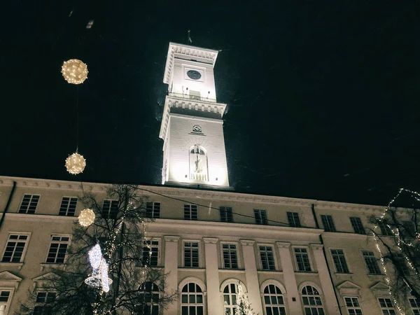 Львов, Украина - 25 декабря 2018 года: Прекрасный исторический ночной город Львов. Красиво освещена. Белоснежка Львовская ратуша — стоковое фото
