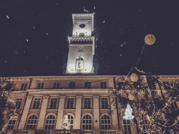 Lviv, Ucrânia - 25 de dezembro de 2018: Bela cidade histórica noturna de Lviv. Muito bem iluminada. Neve. Câmara Municipal de Lviv — Fotografia de Stock