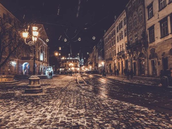 Lwów, Ukraina - 25 grudnia 2018: Piękne historyczne nocne miasto Lwowa. Pięknie oświetlone. Śnieg. — Zdjęcie stockowe