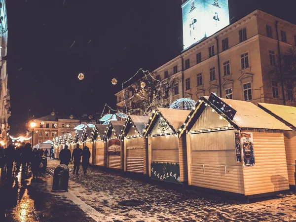 Lviv, Ukrajna - december 25, 2018: Beautiful historical night city of Lviv. Gyönyörűen kivilágítva. Hófehérke. — Stock Fotó