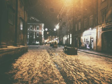 Lviv, Ukrayna - 25 Aralık 2018: Güzel tarihi gece şehri Lviv. Çok güzel aydınlatılmış. Kar yağışıName.