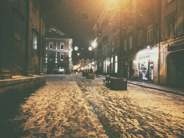 Lviv, Ucrania - 25 de diciembre de 2018: Hermosa ciudad nocturna histórica de Lviv. Muy bien iluminado. Nieve . —  Fotos de Stock