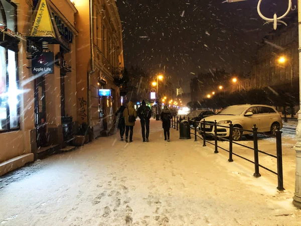 Lviv, Ukrajna - december 25, 2018: Beautiful historical night city of Lviv. Gyönyörűen kivilágítva. Hófehérke. — Stock Fotó