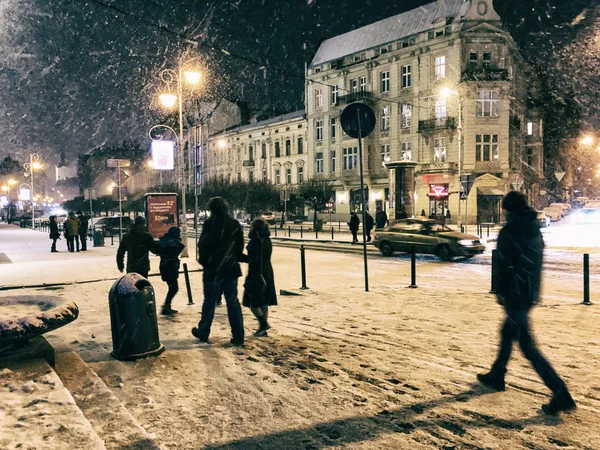 Львов, Украина - 25 декабря 2018 года: Прекрасный исторический ночной город Львов. Красиво освещена. Снег . — стоковое фото