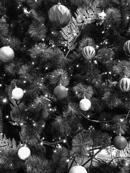 Karácsonyi játékok a fán. Díszített karácsonyfa. Karácsonyi hangulat. — Stock Fotó