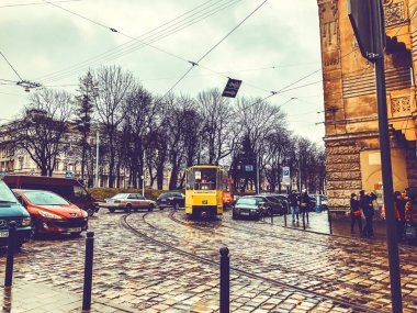 Lviv, Ukrayna - 23 Aralık 2018: Güneşli bir günde eski Lviv kentinin sokakları ve mimarisi. 