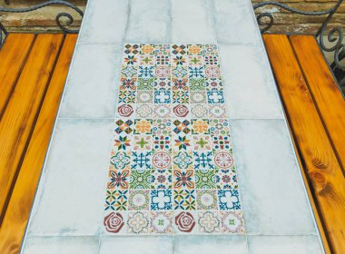 Tiflis, Gürcistan - Murch 29 2019: Eski Tiflis'teki kafe, süs lerle dolu masa. Eski Tiflis'in restore edilmiş alanı. Gürcistan'da Turizm, turistik alan