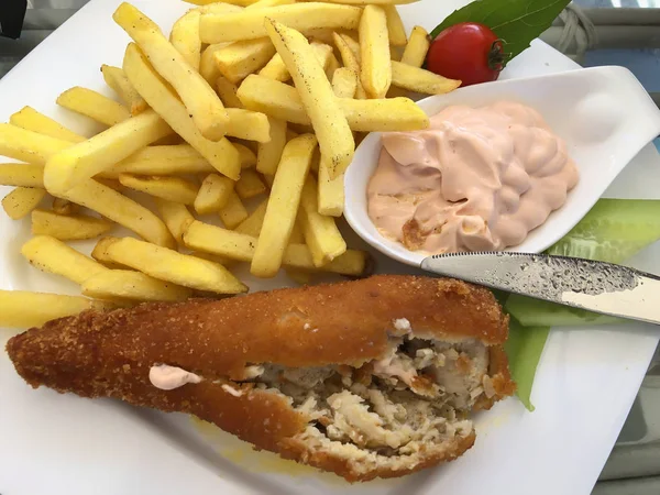 Tradycyjny kotlet w Kijowie z ziemniakami na talerzu, Chicken Kiev. Smaczne jedzenie, kotlety z frytkami, sos w garnkach — Zdjęcie stockowe