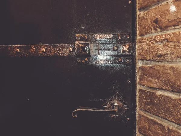 Türgriffe aus altem Messing an der grünen Tür zum Schließen oder Öffnen der Tür — Stockfoto