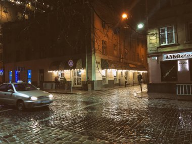 Lviv, Ukrayna - 25 Aralık 2018: Güzel tarihi gece şehri Lviv. Çok güzel aydınlatılmış. Kar yağışıName.