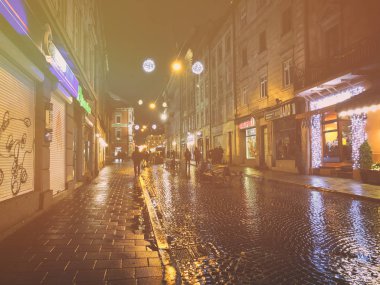 Lviv, Ukrayna - 25 Aralık 2018: Güzel tarihi gece şehri Lviv. Çok güzel aydınlatılmış. Kar yağışıName.