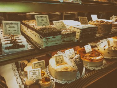 Lviv, Ukrayna - 25 Aralık 2018: Pasta dükkanının cam vitrininde farklı tipte pastalar, şekerli kekler, pastalar, bir pastanede bisküviler