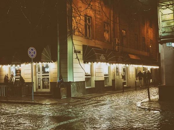 Lviv, Ucrania - 25 de diciembre de 2018: Hermosa ciudad nocturna histórica de Lviv. Muy bien iluminado. Nieve . — Foto de Stock