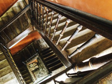 Spiral merdivenler. merdiven iç mimarisi, üst görünüm. Sonsuzluk, hipnoz kavramı