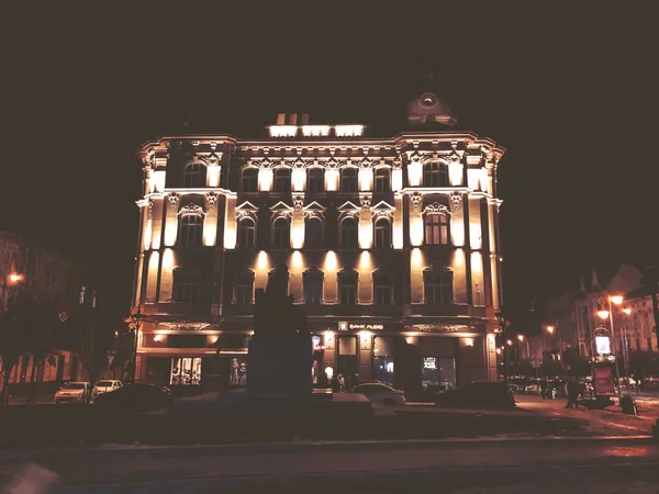 Lviv, Ucrânia - 25 de dezembro de 2018: Bela cidade histórica noturna de Lviv. Muito bem iluminada. Neve . — Fotografia de Stock