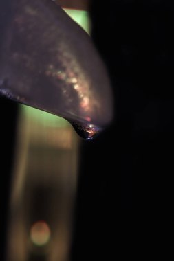 Renkli arkaplanda bir buz küpü.