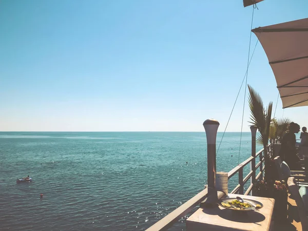 Ristorante sul molo. Giornata soleggiata in riva al mare. Località balneare. Bella vista mare — Foto Stock