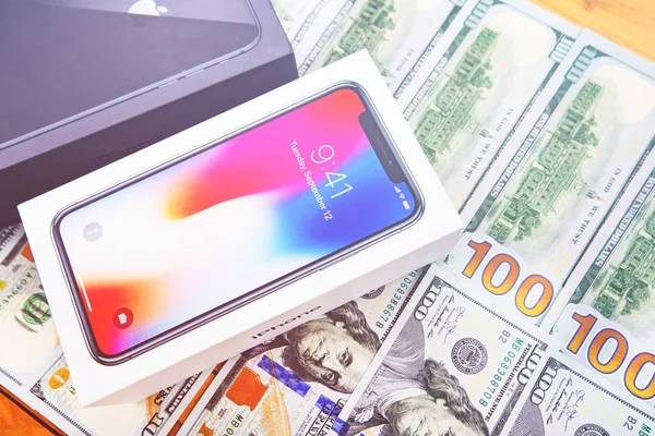 TEL AVIV, ISRAEL - JANUARY 11, 2018: The new iPhone is on the dollar. IPhone on a background of money. — Stock Photo, Image