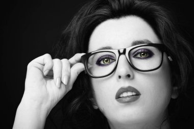 Uzun siyah saçlı, esmer, çekici bir kadın.