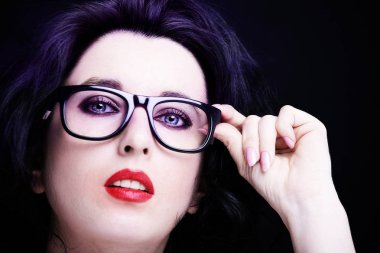 Uzun siyah saçlı, esmer, çekici bir kadın.