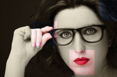 Uzun siyah saçlı, esmer, çekici bir kadın.